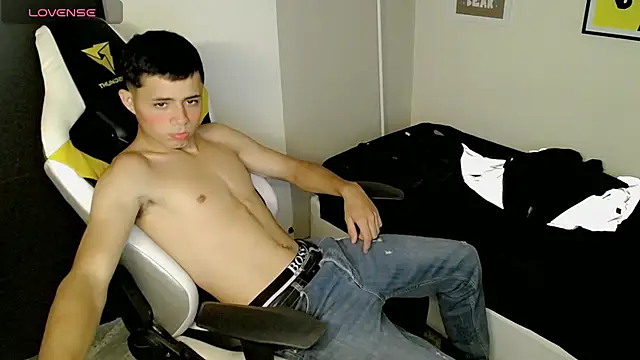 Snapshot of bby_santi chatting on 09-22-25, 12:44 bby santi online show from 09-22-25, 12:44