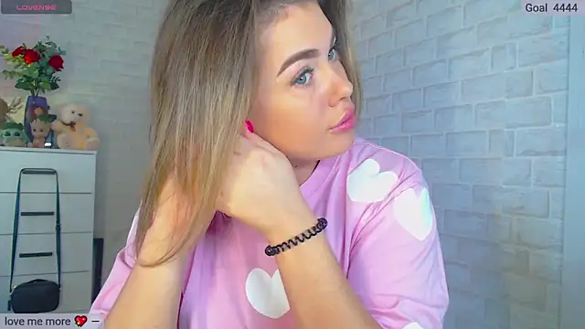 Snapshot of SuchCute chatting on 03-11-25, 01:59 SuchCute online show from 03-11-25, 01:59