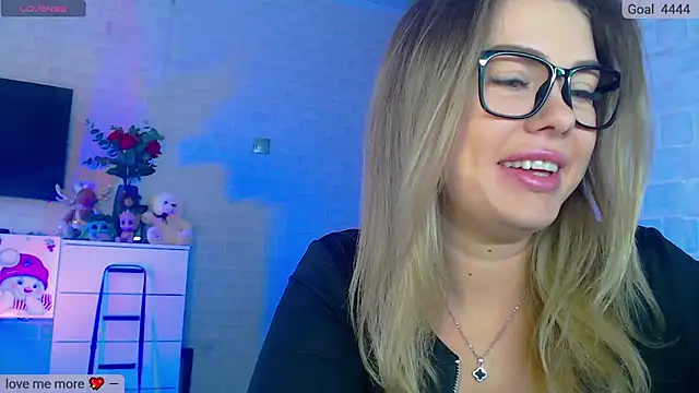 Snapshot of SuchCute chatting on 03-10-25, 03:01 SuchCute online show from 03-10-25, 03:01