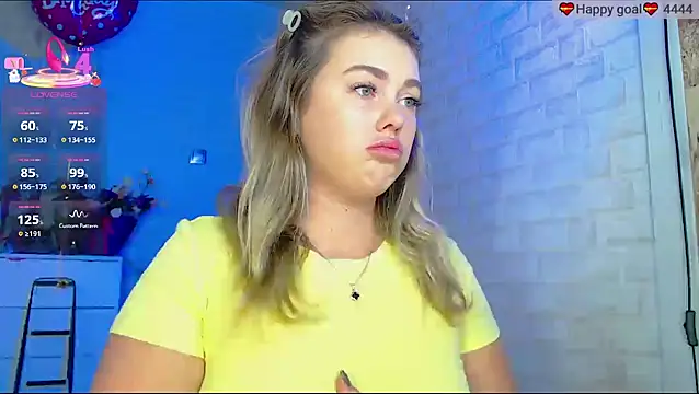 Snapshot of SuchCute chatting on 09-24-25, 02:18 SuchCute online show from 09-24-25, 02:18