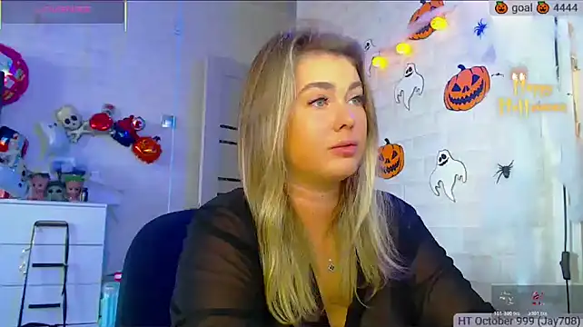Snapshot of SuchCute chatting on 10-19-25, 04:04 SuchCute online show from 10-19-25, 04:04