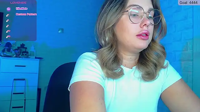 Snapshot of SuchCute chatting on 03-04-25, 01:23 SuchCute online show from 03-04-25, 01:23