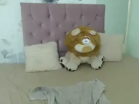 Snapshot of Saloo_uwu chatting on 02-18-25, 06:15 Saloo uwu online show from 02-18-25, 06:15