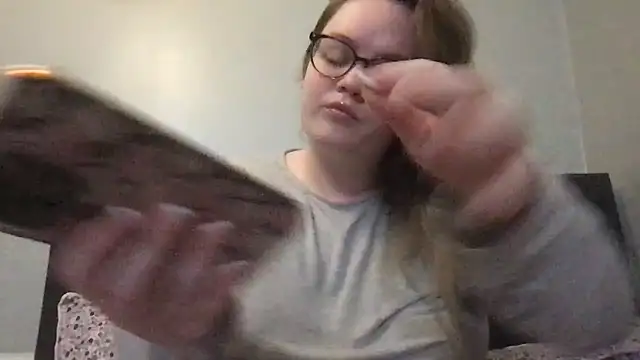 honeyyy24 online show from 12-18-25, 09:29