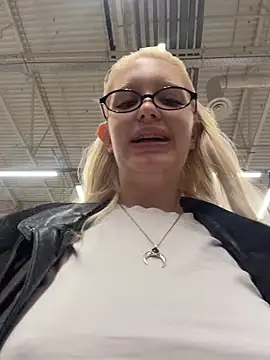 Snapshot of Milkyy_wway chatting on 05-22-26, 03:26 Milkyy wway online show from 05-22-26, 03:26