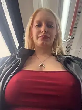 Snapshot of Milkyy_wway chatting on 05-17-26, 03:39 Milkyy wway online show from 05-17-26, 03:39