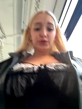 Snapshot of Milkyy_wway chatting on 10-19-25, 06:27 Milkyy wway online show from 10-19-25, 06:27