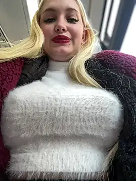 Snapshot of Milkyy_wway chatting on 02-19-25, 10:45 Milkyy wway online show from 02-19-25, 10:45