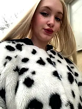 Snapshot of Milkyy_wway chatting on 03-07-25, 07:41 Milkyy wway online show from 03-07-25, 07:41