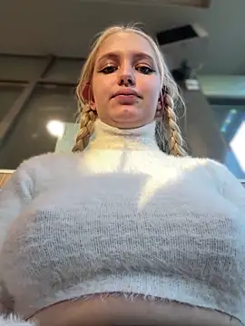 Snapshot of Milkyy_wway chatting on 03-14-25, 03:14 Milkyy wway online show from 03-14-25, 03:14