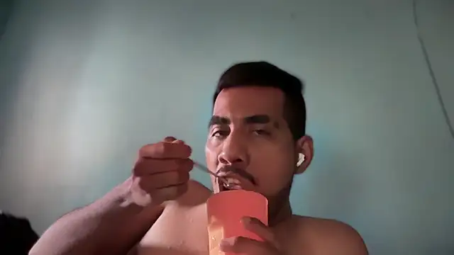 Snapshot of EnriquePersian197 chatting on 02-18-25, 04:58 EnriquePersian197 online show from 02-18-25, 04:58