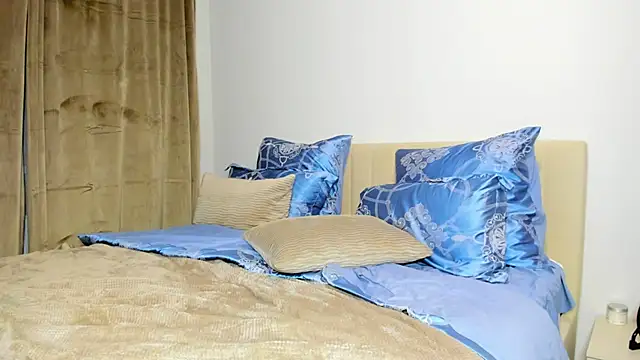 kirraa  online show from 10-26-25, 04:51