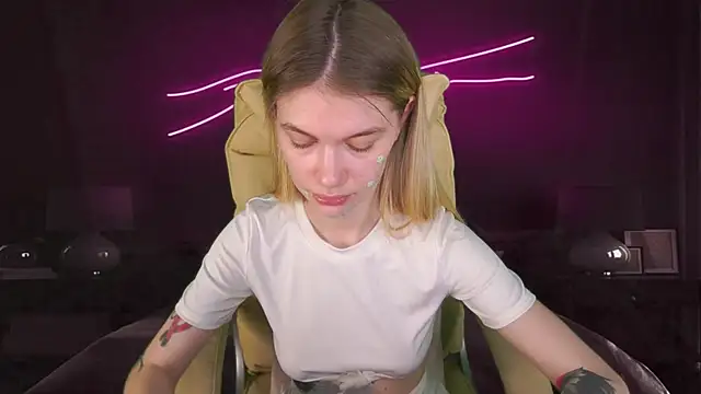 Snapshot of AnacondaOn chatting on 03-14-25, 02:41 AnacondaOn online show from 03-14-25, 02:41