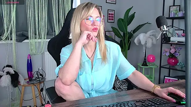 Snapshot of LadyIzabel chatting on 05-13-26, 11:39 LadyIzabel online show from 05-13-26, 11:39