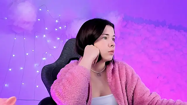 AliceSunday online show from 03-18-25, 01:55