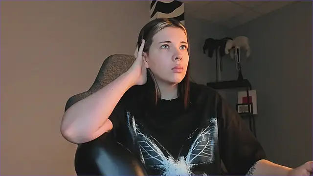 AliceSunday online show from 11-29-25, 04:56