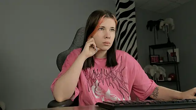 AliceSunday online show from 12-18-25, 02:05