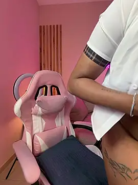 MadeleineSanez online show from 05-07-26, 06:33