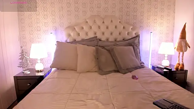 AriRobert  online show from 12-22-25, 03:39