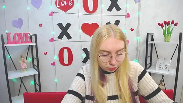 Snapshot of BeatriceFly chatting on 02-25-25, 06:14 BeatriceFly online show from 02-25-25, 06:14