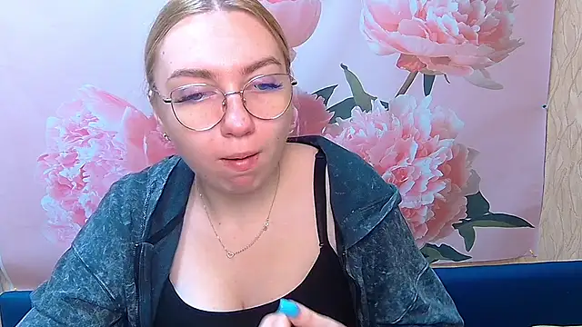 Snapshot of BeatriceFly chatting on 09-15-25, 05:41 BeatriceFly online show from 09-15-25, 05:41