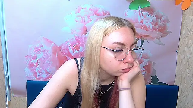 Snapshot of BeatriceFly chatting on 09-27-25, 11:38 BeatriceFly online show from 09-27-25, 11:38
