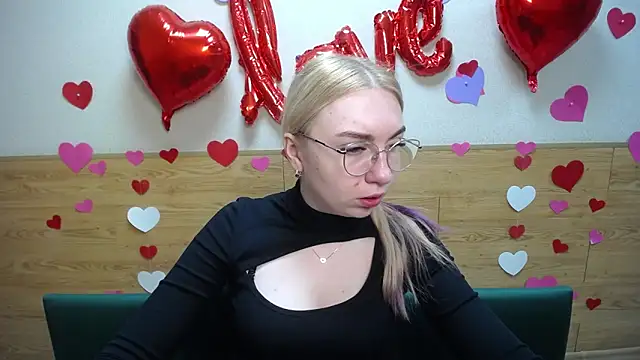 Snapshot of BeatriceFly chatting on 03-09-25, 12:09 BeatriceFly online show from 03-09-25, 12:09