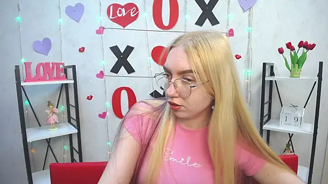 Snapshot of BeatriceFly chatting on 02-19-25, 04:33 BeatriceFly online show from 02-19-25, 04:33