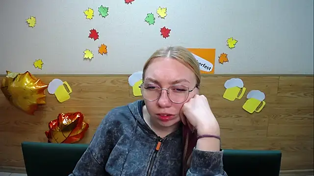Snapshot of BeatriceFly chatting on 09-19-25, 11:58 BeatriceFly online show from 09-19-25, 11:58