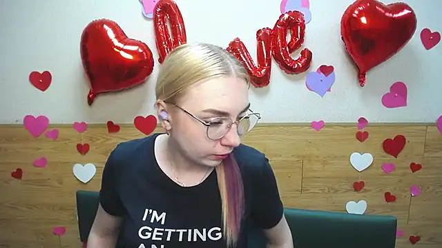 Snapshot of BeatriceFly chatting on 03-16-25, 09:38 BeatriceFly online show from 03-16-25, 09:38