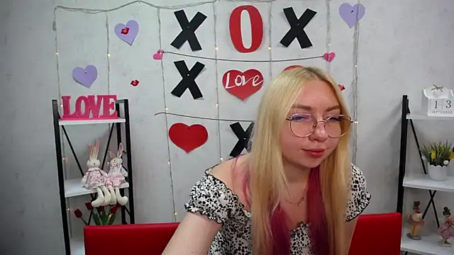 Snapshot of BeatriceFly chatting on 09-13-25, 12:16 BeatriceFly online show from 09-13-25, 12:16