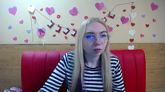 Snapshot of BeatriceFly chatting on 03-13-25, 06:05 BeatriceFly online show from 03-13-25, 06:05
