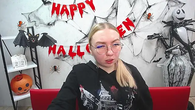 Snapshot of BeatriceFly chatting on 10-22-25, 12:26 BeatriceFly online show from 10-22-25, 12:26