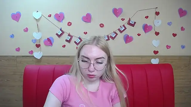Snapshot of BeatriceFly chatting on 03-13-25, 03:17 BeatriceFly online show from 03-13-25, 03:17