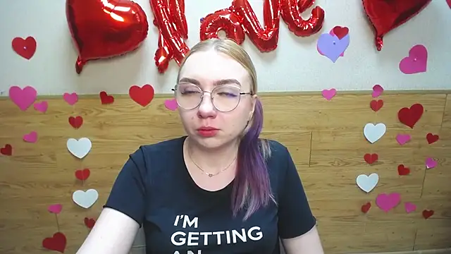 Snapshot of BeatriceFly chatting on 03-16-25, 12:55 BeatriceFly online show from 03-16-25, 12:55
