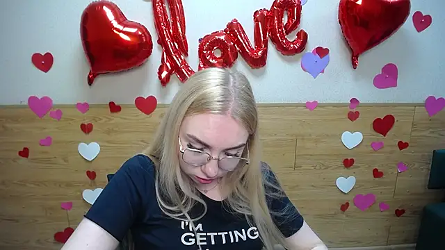 Snapshot of BeatriceFly chatting on 03-17-25, 03:18 BeatriceFly online show from 03-17-25, 03:18