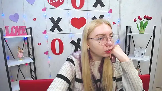 Snapshot of BeatriceFly chatting on 02-19-25, 06:22 BeatriceFly online show from 02-19-25, 06:22