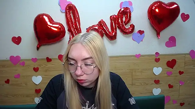 Snapshot of BeatriceFly chatting on 03-20-25, 12:43 BeatriceFly online show from 03-20-25, 12:43
