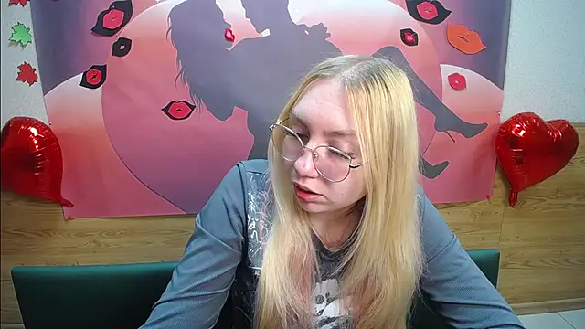 Snapshot of BeatriceFly chatting on 10-15-25, 12:35 BeatriceFly online show from 10-15-25, 12:35
