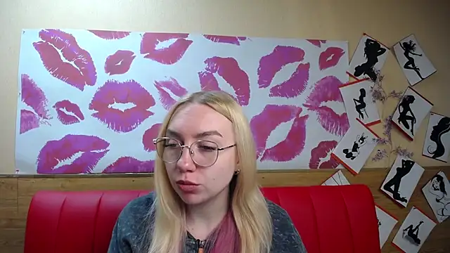 Snapshot of BeatriceFly chatting on 09-18-25, 01:03 BeatriceFly online show from 09-18-25, 01:03
