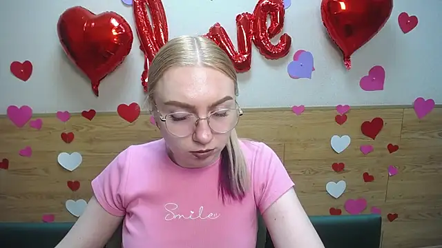 Snapshot of BeatriceFly chatting on 02-18-25, 03:31 BeatriceFly online show from 02-18-25, 03:31