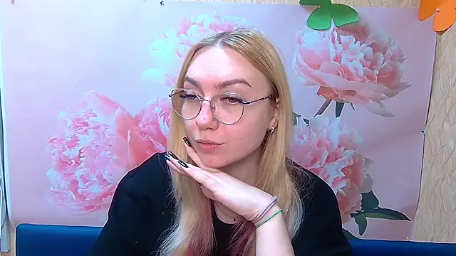 Snapshot of BeatriceFly chatting on 09-30-25, 11:49 BeatriceFly online show from 09-30-25, 11:49
