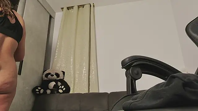 Snapshot of miss_valery2 chatting on 06-17-26, 05:40 miss valery2 online show from 06-17-26, 05:40