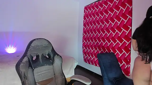 emiily15   online show from 01-08-26, 07:09