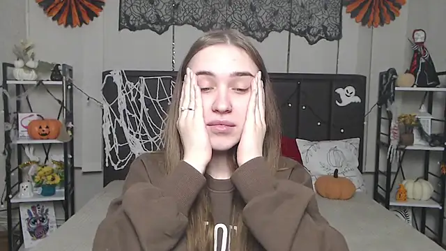 LauraHlot online show from 11-10-25, 06:35