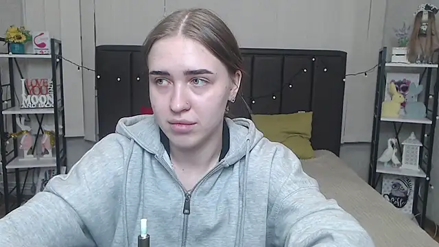 LauraHlot online show from 09-26-25, 05:42