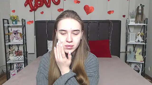 Snapshot of LauraHlot chatting on 02-19-26, 06:27 LauraHlot online show from 02-19-26, 06:27