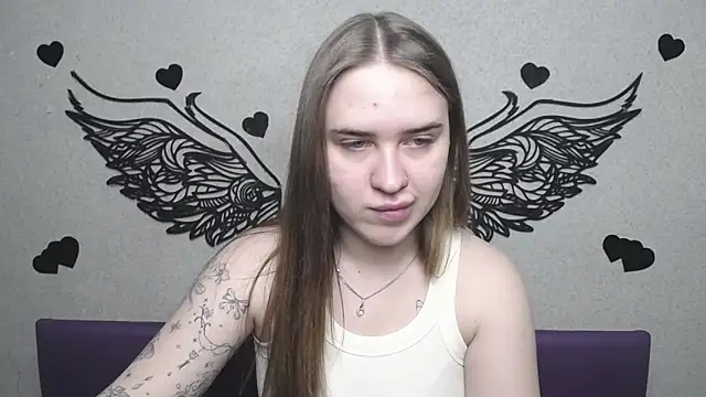 LauraHlot online show from 05-06-26, 05:44