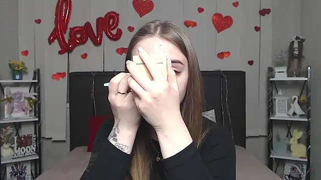 Snapshot of LauraHlot chatting on 02-26-26, 06:52 LauraHlot online show from 02-26-26, 06:52