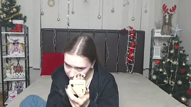 LauraHlot online show from 12-15-25, 08:42